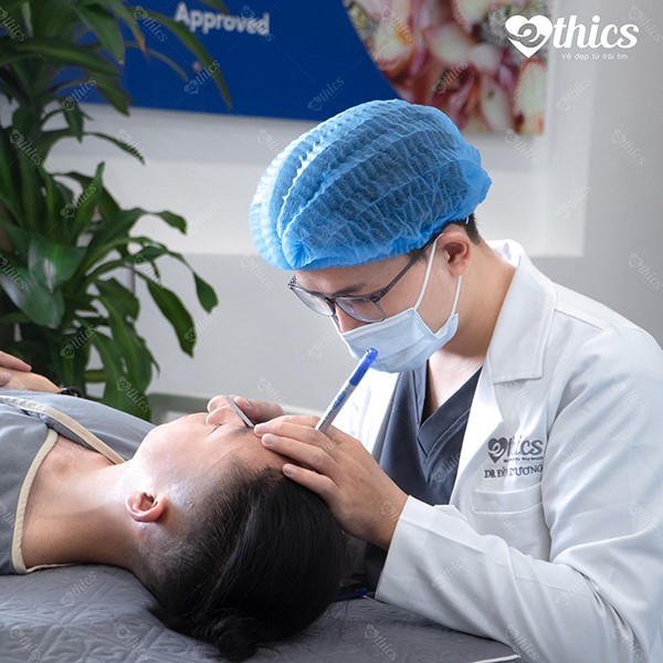 Bác sĩ Nguyễn Đình Dương (Trưởng phòng chuyên môn) đang đo vẽ mí mắt cho khách hàng