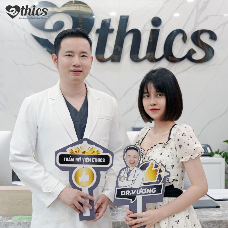 Thạc sĩ - Bác sĩ Lê Quốc Vương cùng Tiktoker Anh Thư (Ảnh: Thẩm mỹ viện Ethics)